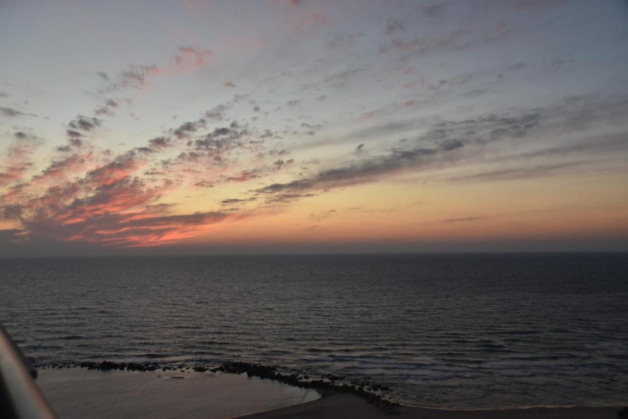 Penthouse Apartment On The Beach Bat Yam Exterior foto